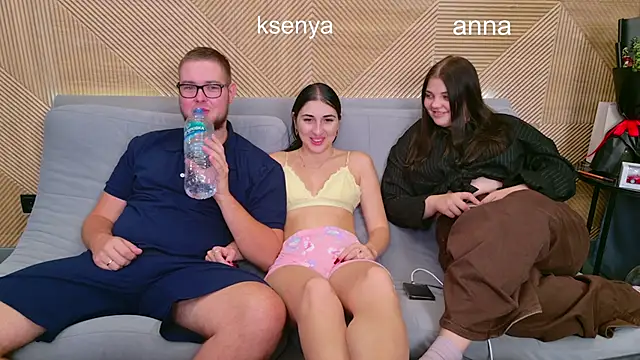 Ksenny online show from October 2025 10:25:02 AM