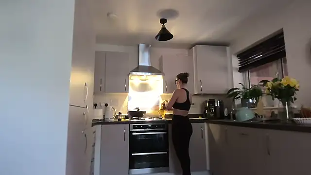 SweetMonicaUK online show from April 2026 08:31:02 AM