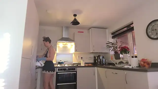 SweetMonicaUK online show from November 2025 09:30:01 AM