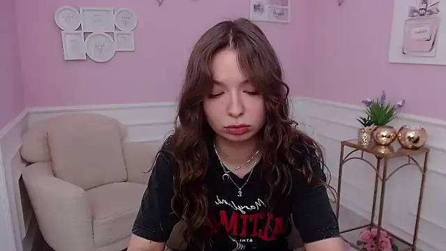 LucySkilar online show from October 2025 04:35:01 AM