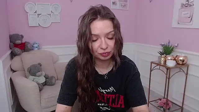 LucySkilar online show from November 2025 06:46:02 AM