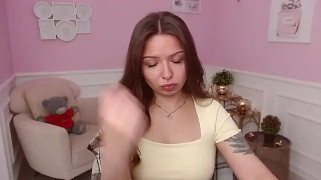 LucySkilar online show from June 2026 04:21:01 AM
