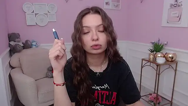 LucySkilar online show from November 2025 06:03:02 AM