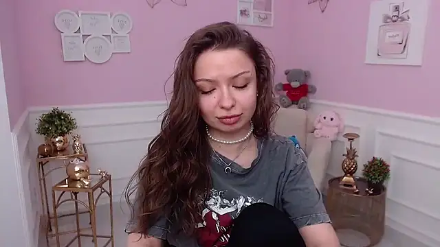 LucySkilar online show from February 2026 06:33:02 AM