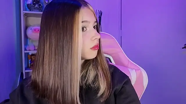 Snapshot of EmilyMiller_ chatting on October 2025 05:13:02 PM EmilyMiller online show from October 2025 05:13:02 PM