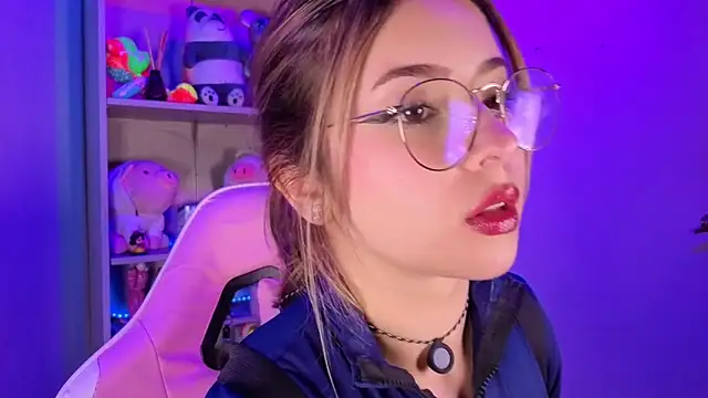 Snapshot of EmilyMiller_ chatting on May 2026 03:05:01 PM EmilyMiller online show from May 2026 03:05:01 PM
