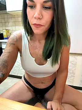 Snapshot of Lady_Knaller chatting on October 2025 07:59:01 PM Lady Knaller online show from October 2025 07:59:01 PM