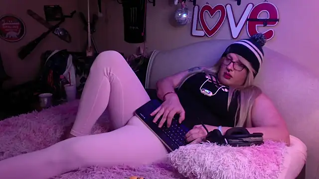 Snapshot of Blakelytgirl chatting on January 2025 08:19:01 AM Blakelytgirl online show from January 2025 08:19:01 AM