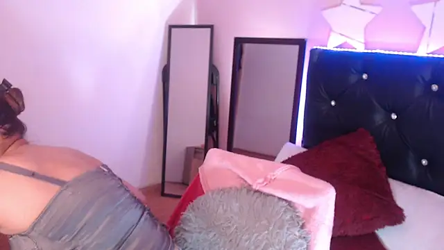 camila delarosa online show from October 2025 04:38:02 PM