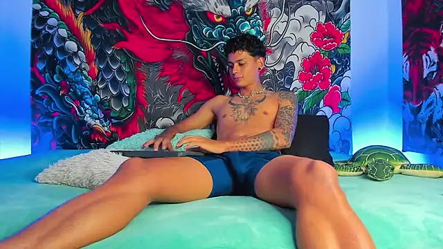 Snapshot of Maxi_Gray chatting on October 2025 08:35:01 AM Maxi Gray online show from October 2025 08:35:01 AM