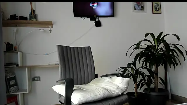 manucute 23  online show from February 2026 03:20:01 PM