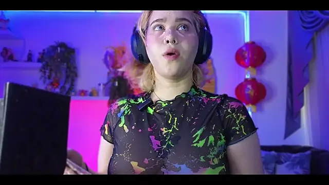 albaismynameX online show from November 2025 12:20:02 PM