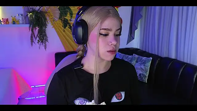 albaismynameX online show from November 2025 12:08:02 PM