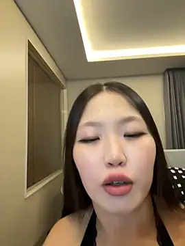Snapshot of Aiko_Yumi chatting on January 2025 09:50:02 PM Aiko Yumi online show from January 2025 09:50:02 PM