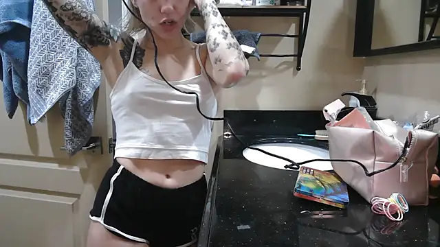 NatalieKneals online show from October 2025 05:20:01 AM