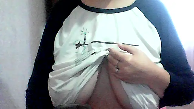 Snapshot of AnaXBerry chatting on October 2025 06:23:02 AM AnaXBerry online show from October 2025 06:23:02 AM