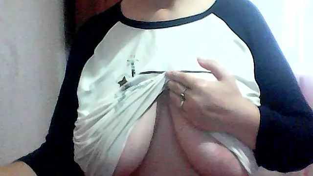 Snapshot of AnaXBerry chatting on November 2025 07:33:02 AM AnaXBerry online show from November 2025 07:33:02 AM