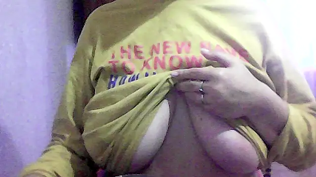 Snapshot of AnaXBerry chatting on October 2025 06:36:02 AM AnaXBerry online show from October 2025 06:36:02 AM