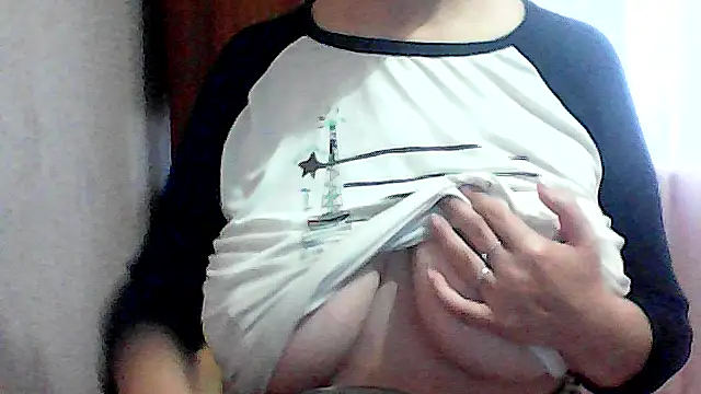 Snapshot of AnaXBerry chatting on November 2025 07:14:02 AM AnaXBerry online show from November 2025 07:14:02 AM