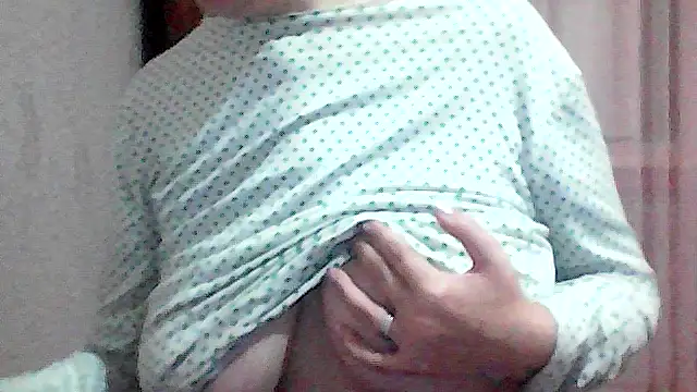 Snapshot of AnaXBerry chatting on November 2025 06:52:02 PM AnaXBerry online show from November 2025 06:52:02 PM