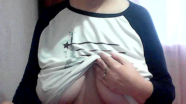 Snapshot of AnaXBerry chatting on November 2025 07:46:01 AM AnaXBerry online show from November 2025 07:46:01 AM