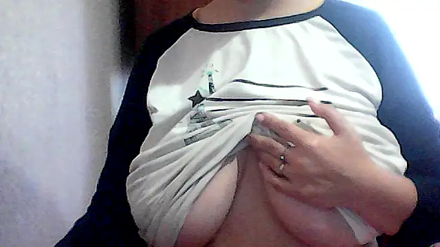 Snapshot of AnaXBerry chatting on October 2025 07:05:02 AM AnaXBerry online show from October 2025 07:05:02 AM