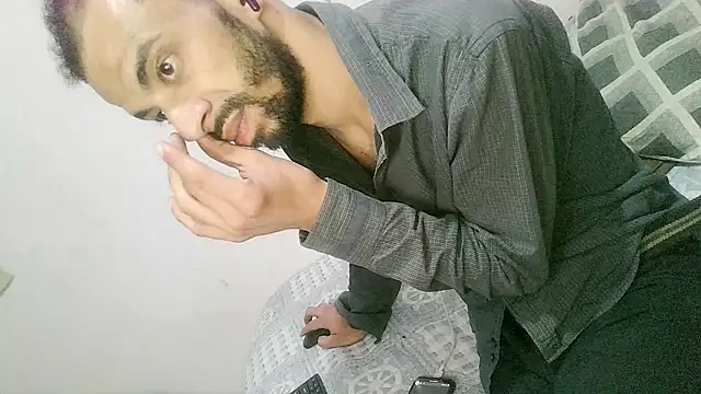 Snapshot of UncutToyBoy23cm chatting on October 2025 08:00:01 AM UncutToyBoy23cm online show from October 2025 08:00:01 AM
