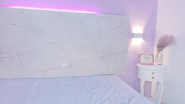 AbrilBrent online show from December 2025 07:45:01 PM