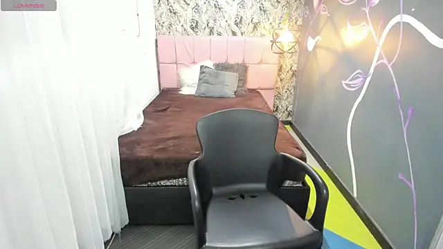 EmmaaEvans  online show from February 2025 12:01:02 PM