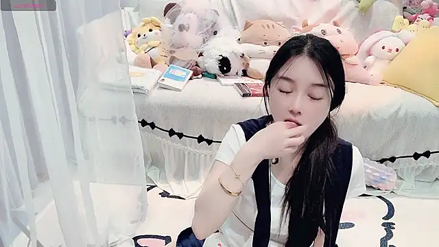 AKiKi711 online show from April 2026 02:47:02 PM