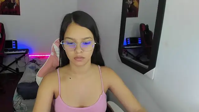 Snapshot of jessi_and_boy chatting on December 2025 07:19:01 PM jessi and boy online show from December 2025 07:19:01 PM