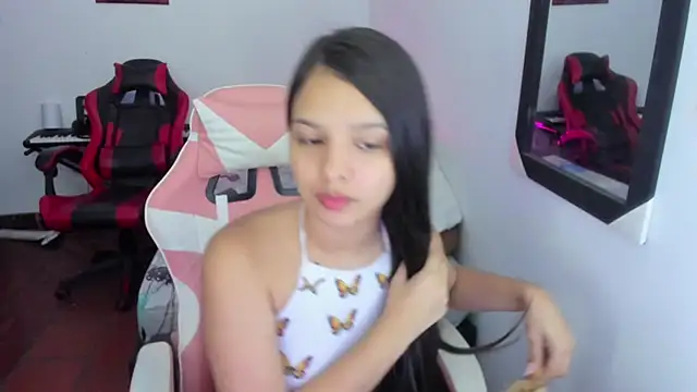 Snapshot of jessi_and_boy chatting on January 2026 11:11:02 PM jessi and boy online show from January 2026 11:11:02 PM