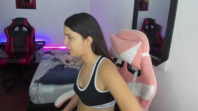 Snapshot of jessi_and_boy chatting on December 2025 07:24:01 PM jessi and boy online show from December 2025 07:24:01 PM