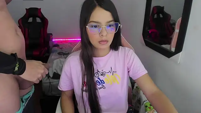 Snapshot of jessi_and_boy chatting on December 2025 05:02:01 PM jessi and boy online show from December 2025 05:02:01 PM