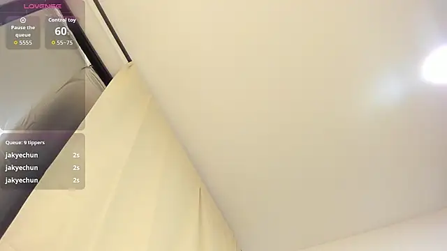 Kylie2211 online show from March 2026 08:26:33 AM