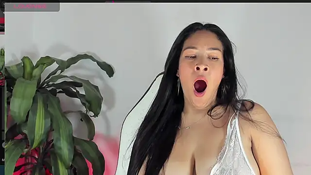 Snapshot of bella_hadid1_ chatting on March 2025 03:35:01 PM bella hadid1  online show from March 2025 03:35:01 PM