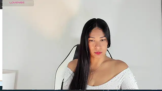 Snapshot of bella_hadid1_ chatting on March 2025 05:52:02 PM bella hadid1  online show from March 2025 05:52:02 PM