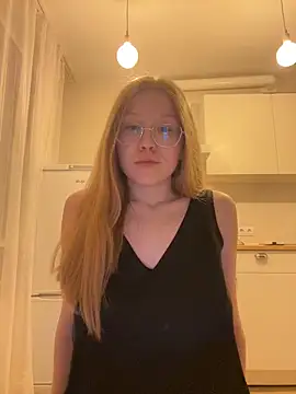 Snapshot of Eva_Weyne chatting on September 2025 06:58:02 PM Eva Weyne online show from September 2025 06:58:02 PM