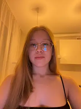 Snapshot of Eva_Weyne chatting on October 2025 08:10:02 PM Eva Weyne online show from October 2025 08:10:02 PM