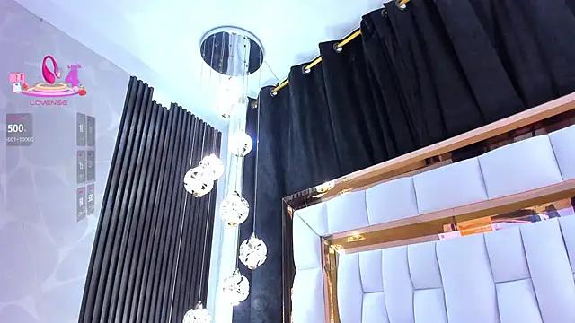 SarayRoyse online show from April 2026 07:26:02 PM