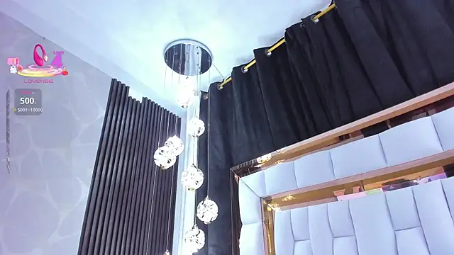 SarayRoyse online show from April 2026 07:42:01 PM