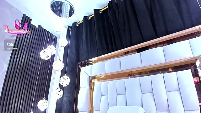 SarayRoyse online show from April 2026 07:42:02 PM