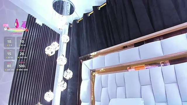 SarayRoyse online show from April 2026 07:44:02 PM