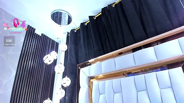 SarayRoyse online show from February 2026 07:37:01 PM