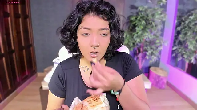 Evelynn online show from November 2025 10:51:02 AM