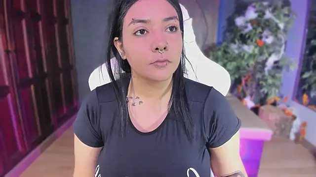 Snapshot of Evelynn chatting on October 2025 11:01:02 AM Evelynn online show from October 2025 11:01:02 AM