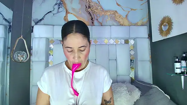 emily madrid online show from October 2025 06:59:01 AM