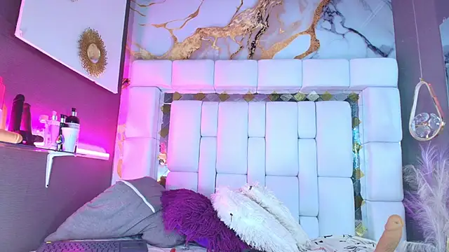 emily madrid online show from December 2025 05:50:02 AM