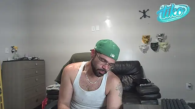 Zander823 online show from May 2026 01:02:02 AM