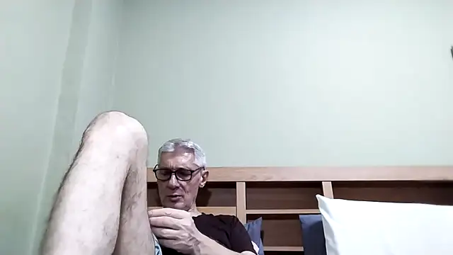 Snapshot of BIGUNCUTHARDCOCK chatting on October 2025 02:40:02 PM BIGUNCUTHARDCOCK online show from October 2025 02:40:02 PM